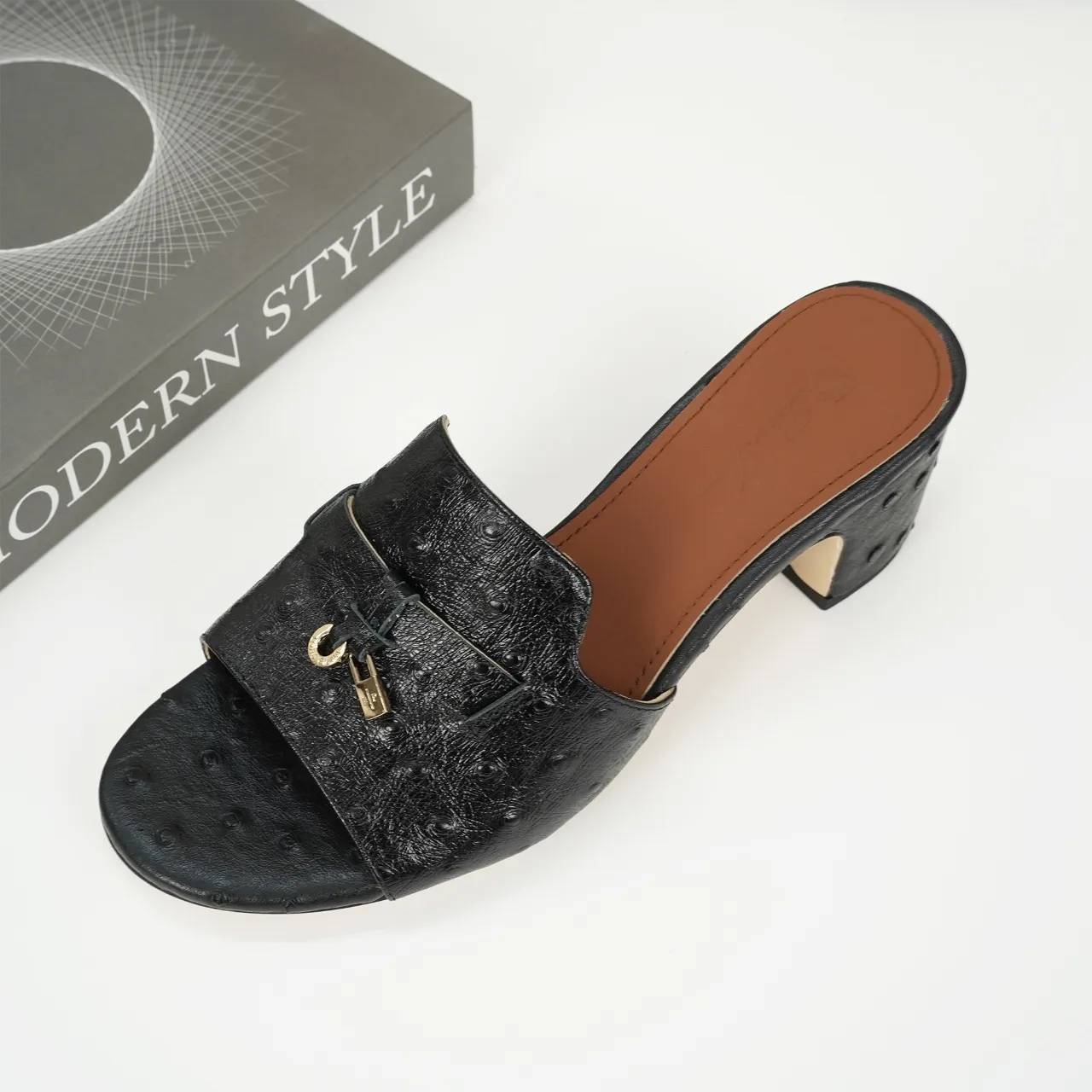 👟👟Ex-factory price 440👟👟 Genuine leather sole +30 suede sheepskin slippers with a strap decorated with Loro Piana My Charms charms and decorated with tone-on-tone stitching. Sophisticated and feminine, it pairs well with both city and resort looks. For those looking for an elegant upgrade, the summer glamor slipper is known for its slim open-back silhouette. size: 35-44 (custom-made sizes 43 and 44 are non-returnable) Upper: imported suede sheep leather (sheep), cowhide ostrich pattern, cowhide snake pattern Lining: imported high-grade mixed sheep silk Heel height: 5.5CM